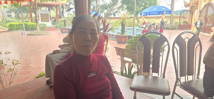 Cô Phan Thị Huyền trò chuyện, chia sẻ câu chuyện về Miếu Cố Tuệnh trong không khí trầm lắng những ngày đầu năm.