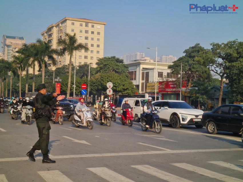 Lực lượng chức năng điều hướng các phương tiện giao thông tại điểm cấm tại khu vực ngã tư Trần Hữu Dực giao với Lê Quang Đạo.
