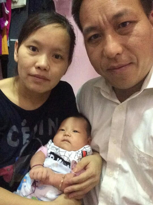 Anh chị Vàng Vần Sáng hạnh phúc với con yêu