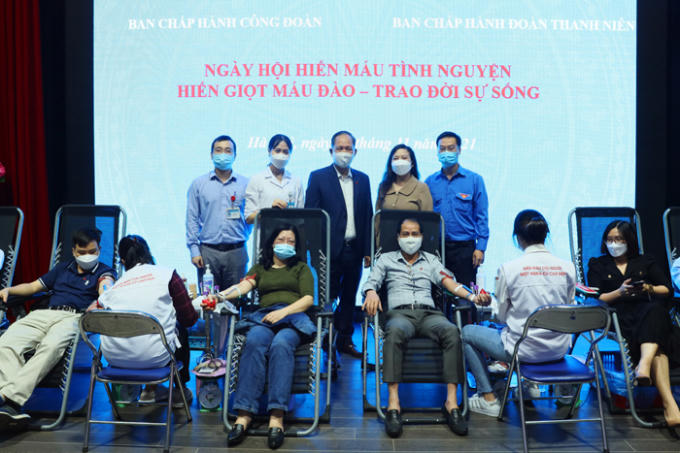 Lãnh đạo Công đoàn, Đoàn Thanh niên UBDT và Trung tâm máu Quốc gia, Viện Huyết học - Truyền máu Trung ương chụp ảnh lưu niệm.