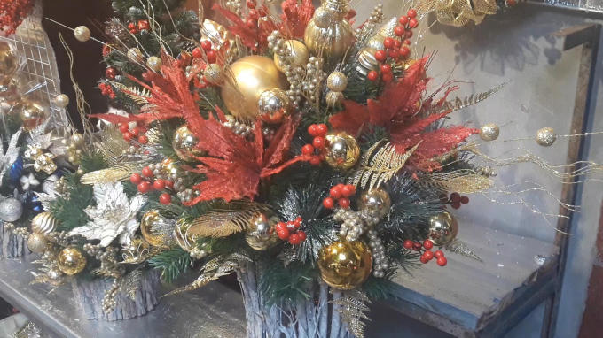 Những món đồ Giáng sinh ở Hàng Mã đa dạng, phục vụ cho mọi lứa tuổi từ người già, trẻ nhỏ đến các bạn trẻ.