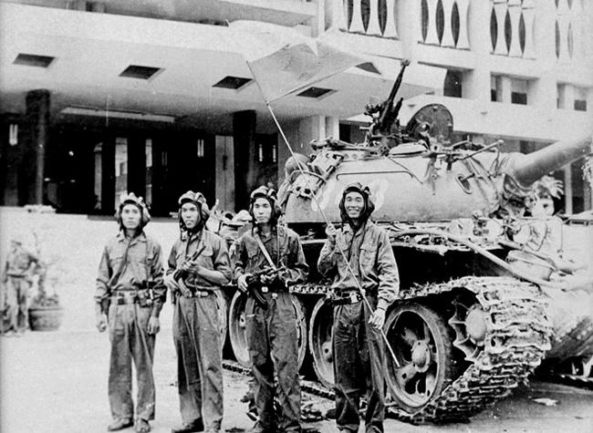 Các chiến sĩ xe tăng 843 trưa ngày 30.4.1975.
