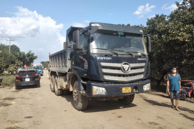 Một trong những xe ben thường xuyên lưu thông qua tuyến đường này