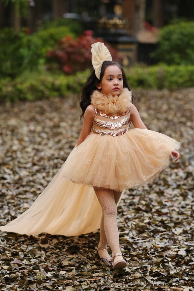 Hà Nội trở lạnh, gần 500 mẫu nhí cầm ô diễn trong mưa