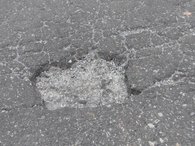 &nbsp; &nbsp; &nbsp; Quốc lộ 18 đoạn Bắc Ninh đi Nội B&agrave;i mặc d&ugrave; mới được sửa chữa, n&acirc;ng cấp cuối năm 2015,  nhưng hiện tại đang xuống cấp nghi&ecirc;m trọng.