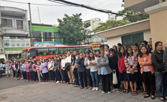 Nhiều phụ huynh, học sinh nghẹn ngào bật khóc khi xe quan đưa thầy vào thăm trường lần cuối.