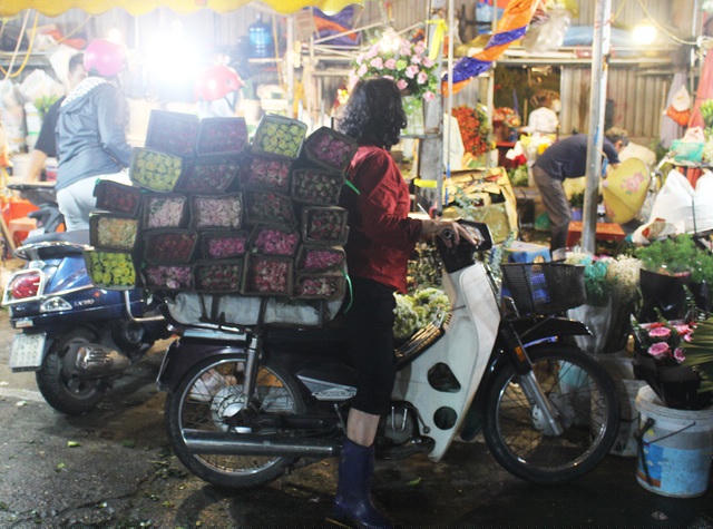 Chị Hà, tiểu thương bán hoa ở chợ Quảng An chia sẻ, giá hoa năm nay khá bình ổn, không tăng nhiều, giá hoa hồng ta hiện dao động 4.000 – 5.000 đồng/bông, hồng ngoại từ 15.000 – 200.000 đồng/bông, hướng dương khoảng 8.000 - 10.000 đồng/bông