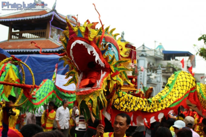 Song Long rước kiệu. (Ảnh: Đức Biên).