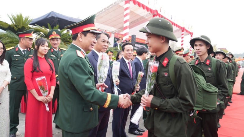 Đại tướng Phan Văn Giang tặng hoa, động viên các thanh niên tỉnh Cao Bằng lên đường nhập ngũ.