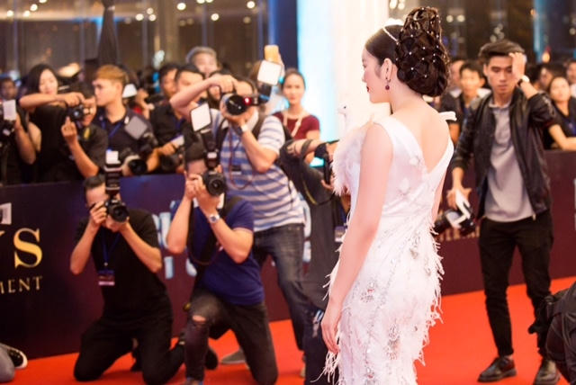 Lý Nhã Kỳ mặc đầm con công, lộng lẫy như bà hoàng trong Đêm hội chân dài 10