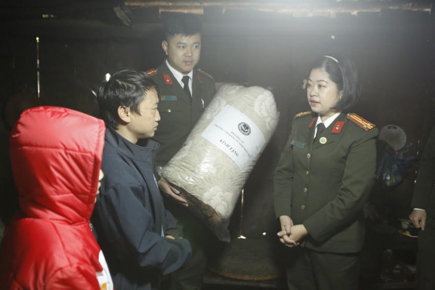Đoàn công tác thăm và tặng quà gia đình học sinh có hoàn cảnh khó khăn.