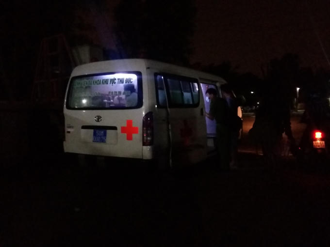 Thi thể ông Đ được chuyển về nhà xác bệnh viện.