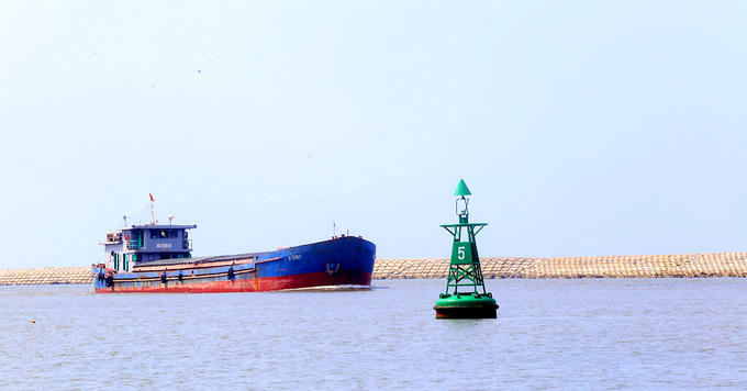 "Từ khi đưa vào hoạt động luồng Lạch Giang, tàu thuyền trên 500 tấn lúc nào cũng có thể qua lại vào cảng neo đậu ở Hải Hậu, cửa sông Ninh Cơ mà không cần phải chờ con nước lên", ông Thưởng cho biết thêm.