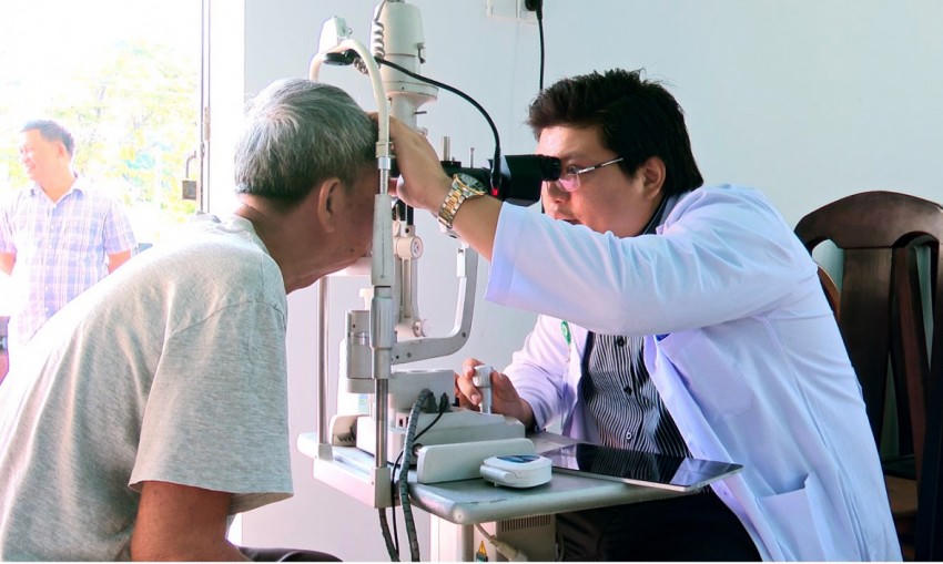 Đội ngũ Y, bác sĩ BV mắt Sài Gòn – Tây Ninh khám mắt cho nhân dân nghèo biên giới Phước Vinh.