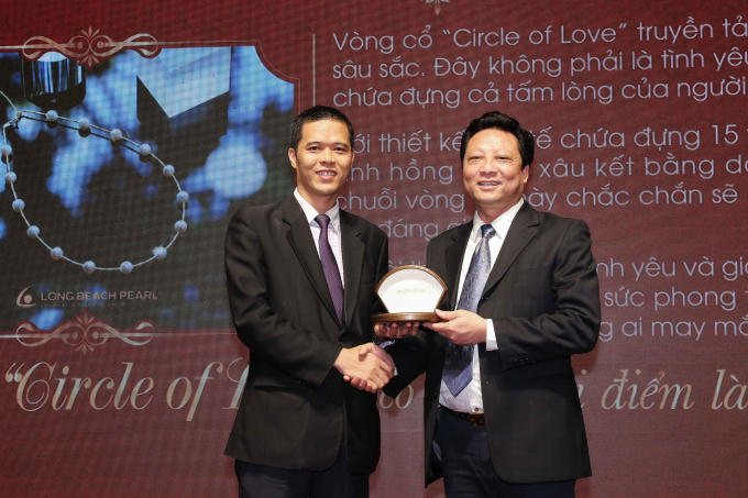 Thí sinh Hoa hậu Hoàn vũ Việt Nam khoe sắc trong dạ tiệc Hoàn vũ