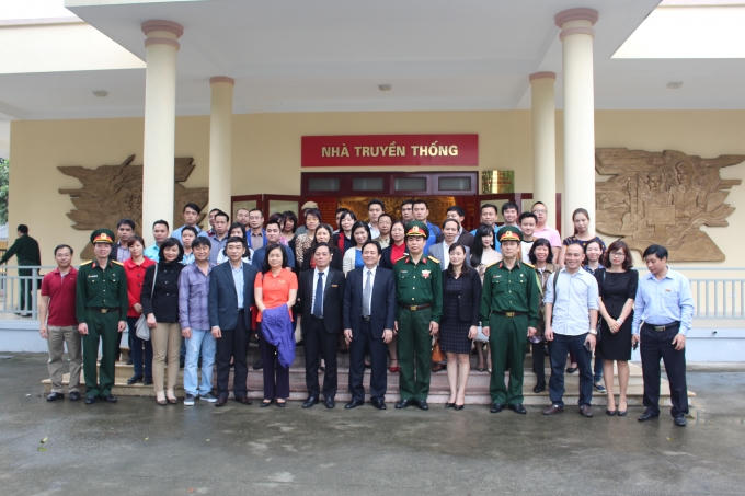 Đoàn chụp ảnh lưu niệm.