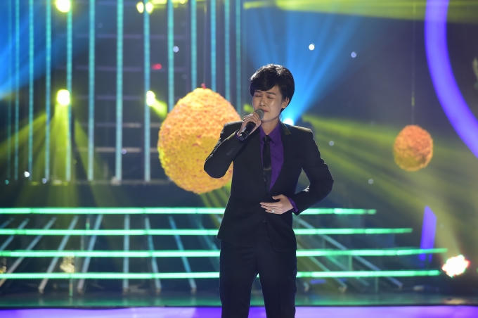 Tiết mục 5, Võ Hạ Trâm hóa thân thành Quang Lê với Nhớ nhau hoài.