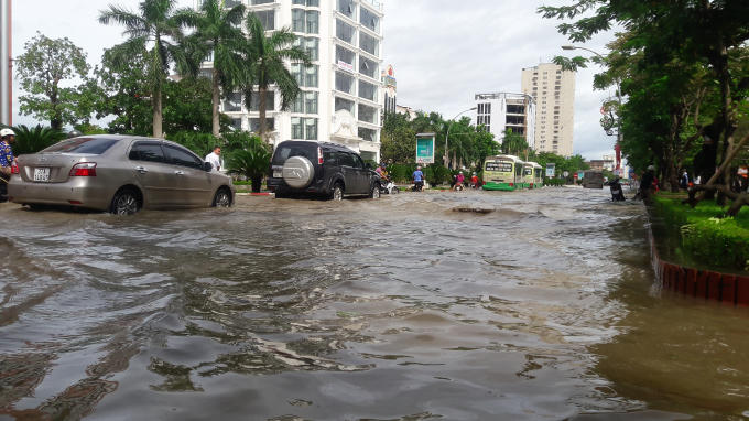 Trờ ngừng mưa, nước đã rút dần nhưng các phương tiện tham gia giao thông vẫn rất khó khăn.