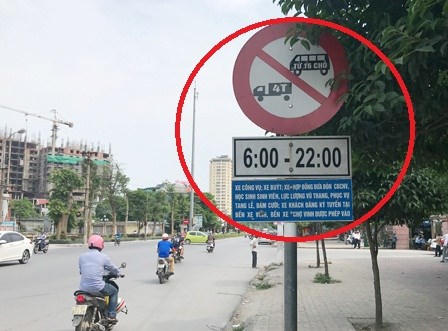 Biển báo nhiều tranh cãi, tài xế cho rằng trọng tải xe thực tế là 3,7 tấn, không chở hàng thì nhẹ hơn trọng tải trên biển cấm là 4 tấn nên không nộp phạt.