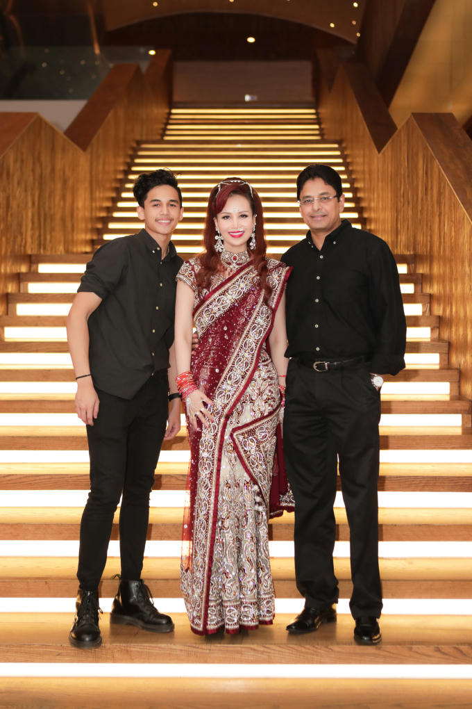 Tại sự kiện này, Hoa hậu Diệu Hoa mặc váy Saree Ấn Độ trẻ trung, sang trọng và quý phái. Cậu con trai út của nữ Hoa hậu cũng diện trang phục truyền thống, đã lớn cao bằng bố. Hai con gái của Hoa hậu Diệu Hoa hiện tại đang du học tại Mỹ nên không có mặt.Hoa hậu được nhiều người yêu mến nhờ nhan sắc và trình độ học vấn đáng nể. Chị đã tốt nghiệp thạc sĩ quản trị kinh doanh ở Thái Lan, được ghi vào sách kỷ lục Việt Nam là 'Hoa hậu thông thạo nhiều ngoại ngữ nhất'.