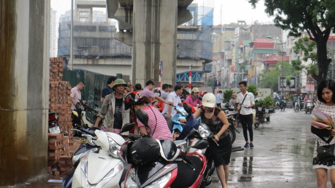 Mặc dù trời mưa to nhưng nhiều phụ huynh quyết đợi con thi xong mới về.