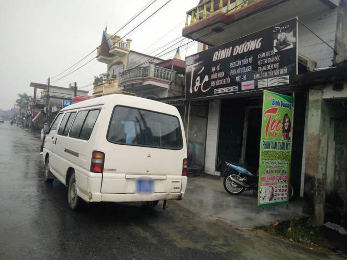 Cơ quan công an đến cửa hàng cắt tóc của chị H. để thu thập tài liệu phục vụ công tác điều tra (ảnh Minh Sơn).