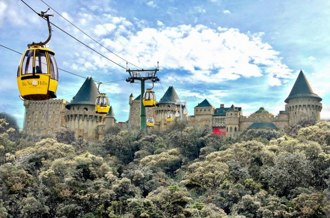 Du khách tới Bà Nà Hills không thể bỏ qua hoạt động ngắm cảnh trên cao từ cáp treo.