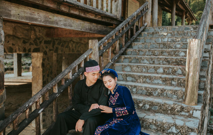 "Đặc biệt, vùng quê tôi đang sinh sống chủ yếu là người dân tộc Tày - Nùng nên tôi chọn tà áo dài truyền thống để lưu giữ trong album ảnh cưới, khoảnh khắc quan trọng của cuộc đời mỗi người. Qua đó, tự dặn lòng mình phải luôn phát huy truyền thống tốt đẹp của con người và quê hương cách mạng nơi đây."
