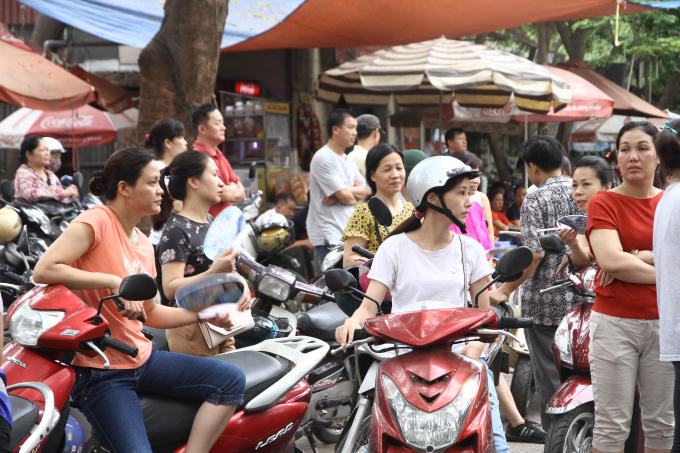 Phụ huynh hồi hộp, lo lắng chờ thí sinh thi môn Văn...