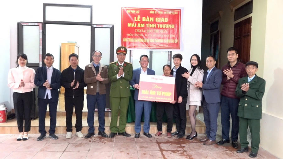 TS. Vũ Hoài Nam - Bí thư Đảng uỷ, Tổng Biên Tập Báo Pháp luật Việt Nam và đại diện chính quyền địa phương xã Yên Mô trao ''Mái ấm Tư pháp'' cho bà Đinh Thị Nhẫn.