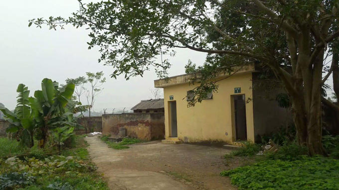 Phía trong là ngôi nhà đã cũ kỹ mà các em học sinh thường sử dụng để đi vệ sinh hàng ngày, còn phía ngoài là ngôi nhà mái bằng, mới hơn và có vẻ sạch sẽ... nhưng không rõ dành cho giáo viên hay học sinh?