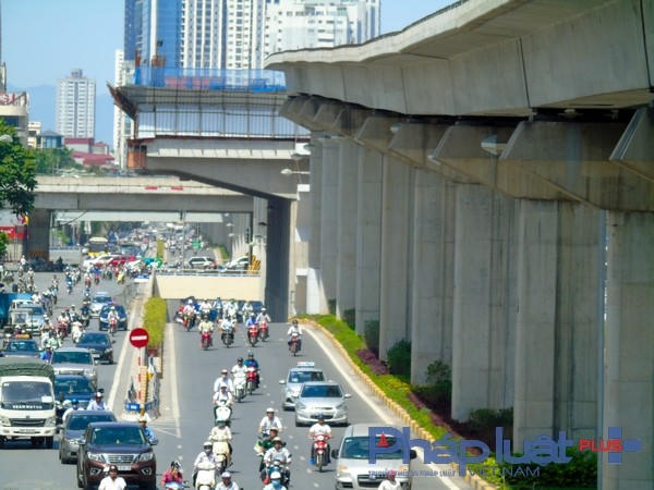 Đến ngày 13/6/2016, khối lượng xây lắp của dự án đã hoàn thành 74%. Trong đó, hoàn thành 100% trụ cầu khu gian (419 trụ) và 100% xà mũ các nhà ga (112 xà mũ), hoàn thành 100% công tác đúc dầm (806 phiến) và lao lắp được 778/806 phiến; 10/12 nhà ga cơ bản hoàn thành đến tầng ke ga đang lắp đặt dàn mái thép và xây dựng trang trí nội thất, ga Cát Linh và ga vành đai 3 đang thi công cột và sàn tầng 2.