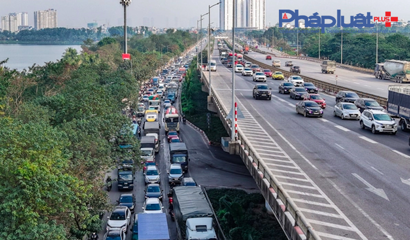 Các điểm dẫn lên Vành đai 2, Vành đai 3 từ đầu giờ chiều nay, lượng phương tiện tăng lên nhanh chóng gây ùn tắc tại nhiều tuyến đường.