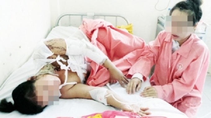 Hai mẹ con bà Hiếu đang được điều trị tại bệnh viện. (Ảnh: Gia đình &amp; Xã hội)