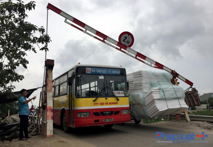 H&agrave; Nội: Phụ xe bu&yacute;t ki&ecirc;m nh&acirc;n vi&ecirc;n mở barie