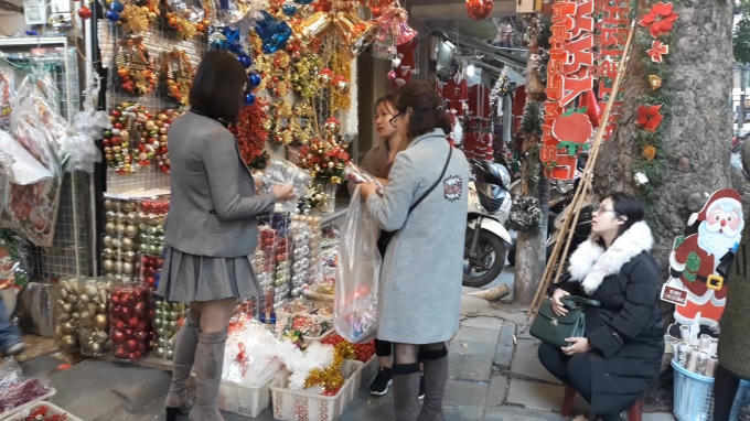 Phố Hàng Mã nhộn nhịp trước ngày lễ Giáng Sinh