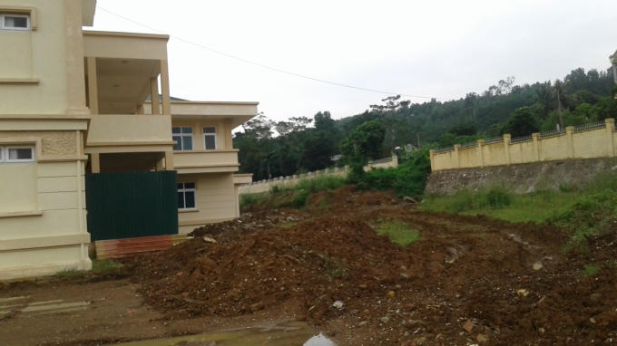 Khắp nơi là đất, đá... Người dân muốn biết đến bao giờ công trình xây dựng xong và đi vào hoạt động.