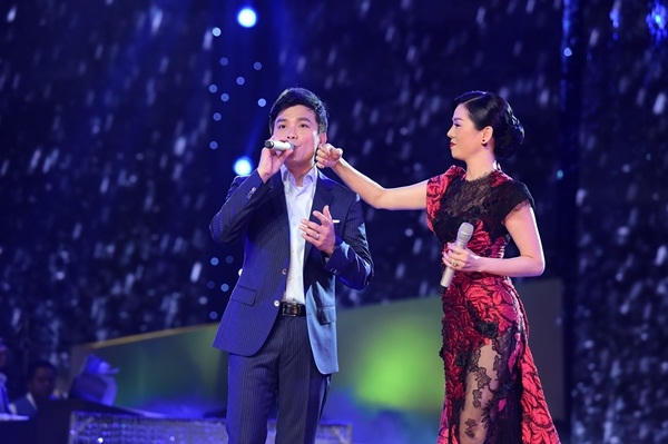 Mạnh Quỳnh song ca với Lệ Quyên. Nữ ca sĩ nhẹ nhàng lau mồ hôi cho anh.