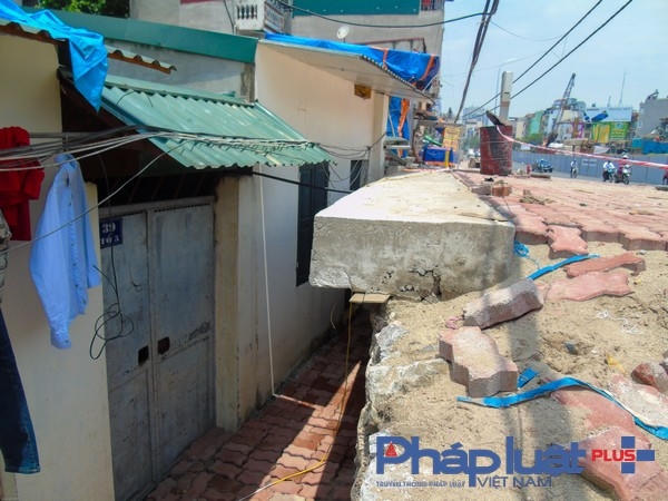 Sau khi mở rộng đường nhiều căn nhà lọt thỏm bên dưới và biến hành "hầm".