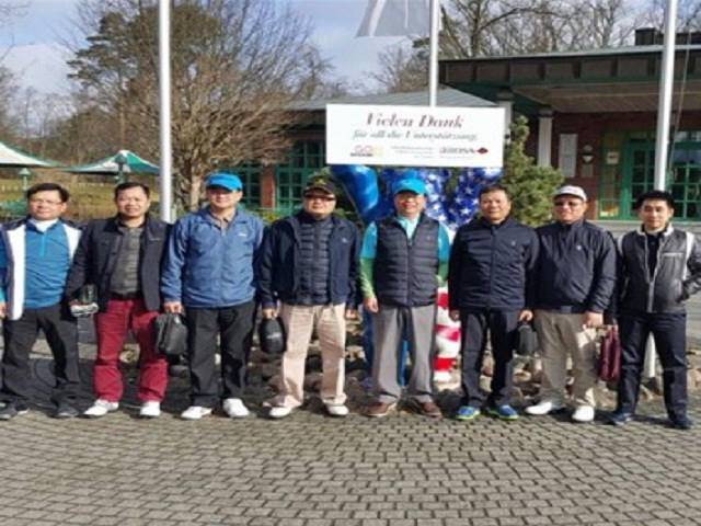 Ông Vũ Huy Hoàng "tranh thủ" ra sân chơi golf nhân một chuyến đi công tác nước ngoài. (Ảnh: Dân trí)