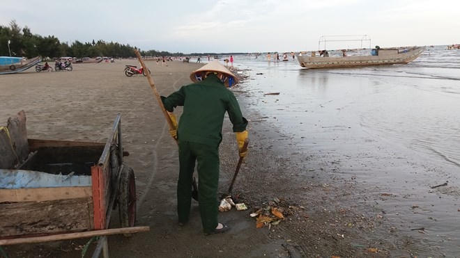 Chiều cùng ngày, Ban quản lý bãi tắm Trà Cổ đã tổ chức thu dọn những vật thể gây ô nhiễm môi trường.