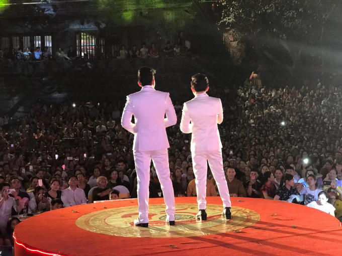 Đan Trường và học trò trong show diễn.