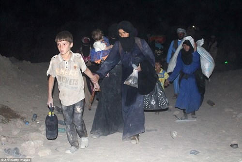 Người dân trốn chạy khỏi thành phố Fallujah sau khi quân đội Iraq thiết lập một hành lang an toàn. (Ảnh: AFP/Getty)