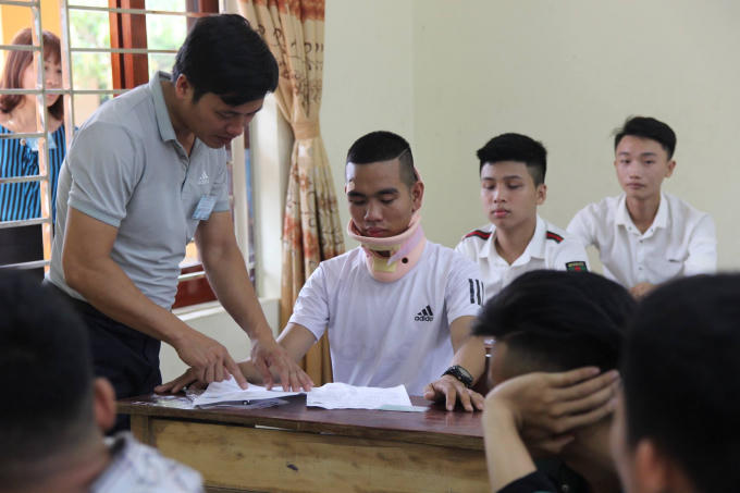 Bị thương sau tai nạn phải nẹp cổ nhưng Hoàng vẫn cố gắng tham dự kỳ thi, nén đau làm bài.