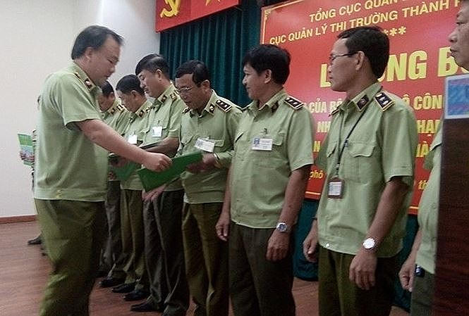 Tổng cục trưởng Quản lý thị trường Trần Hữu Linh trao quyết định bổ nhiệm cho lãnh đạo các Chi cục quản lý thị trường