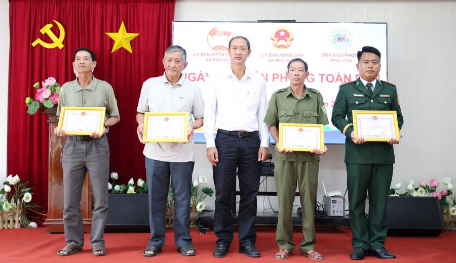 Các cá nhân nhận giấy khen của UBND xã Phú Hữu.