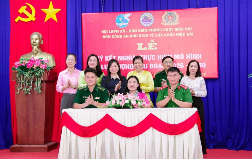 Ba đơn vị kí kết các nội dung kết nghĩa dưới sự chứng kiến của các đại biểu tham dự buổi lễ