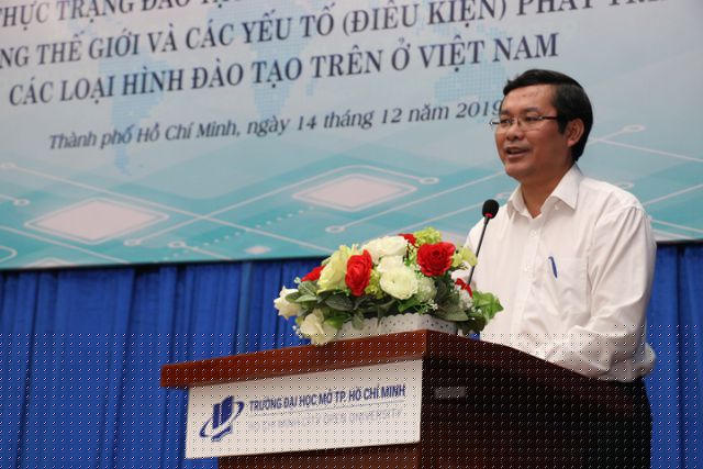 Thứ trưởng Bộ GD&ĐT Nguyễn Văn Phúc phát biểu tại hội thảo đào tạo trực tuyến