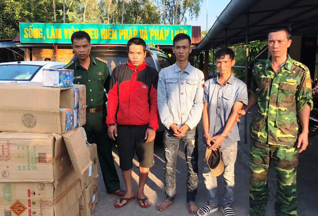 Các đối tượng vận chuyển pháo bị bắt giữ.