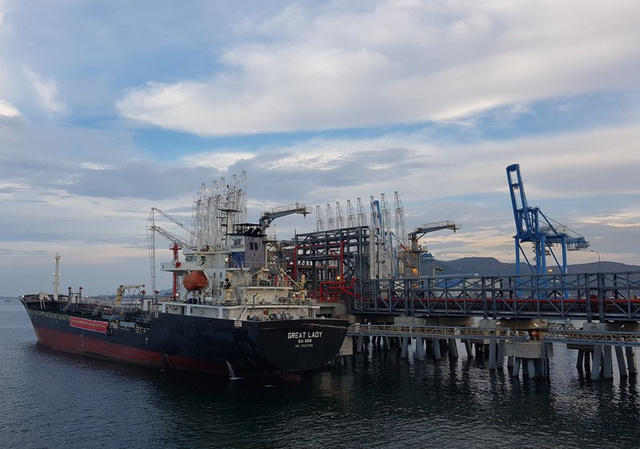 Chuyến tàu đầu tiên cập cảng vận chuyển sản phẩm xăng dầu.